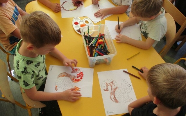 Dzieci z grupy 7 majują pracę plastyczną palcami