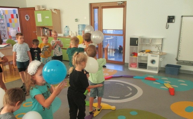 Dzieci z grupy 7 przechodzą przez tor z balonami