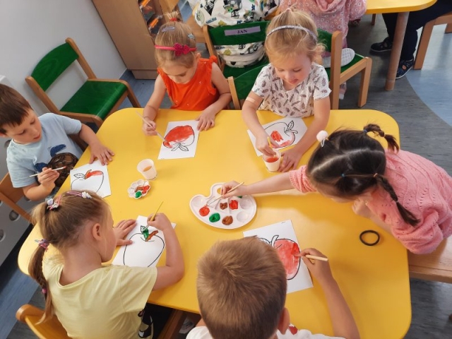 Dzień Jabłka w grupie 4 Wiewiórki – dzieci malują farbami jabłka