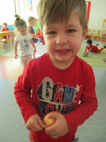 Chłopiec z grupy drugiej podczas zabaw z okazji Dnia Jabłka (2)