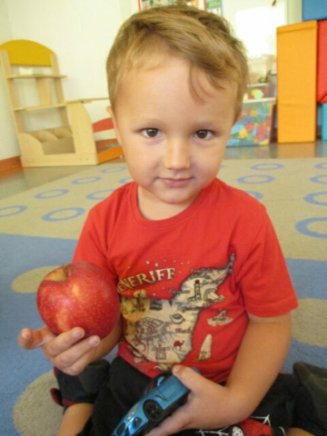 Chłopiec z grupy drugiej podczas zabaw z okazji Dnia Jabłka