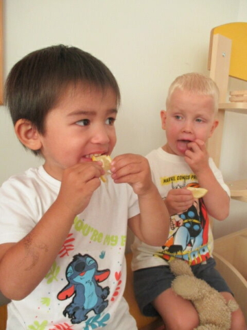 Dwóch chłopców z grupy drugiej jedzą cytrynę
