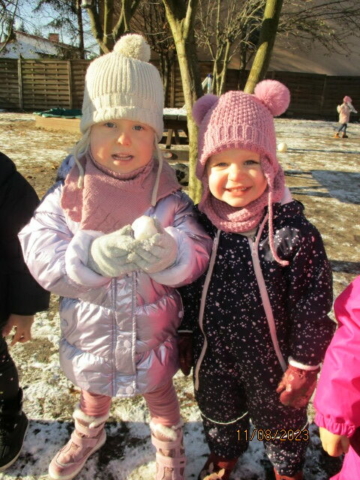 Dziewczynki z grupy II bawią się śniegiem