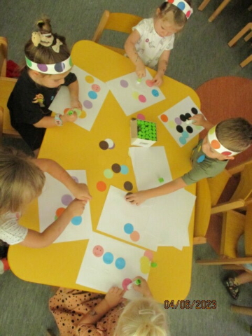 Zajęcia w grupie drugiej. Dzieci podczas wykonywania pracy plastycznej Kolorowa Gąsiennica
