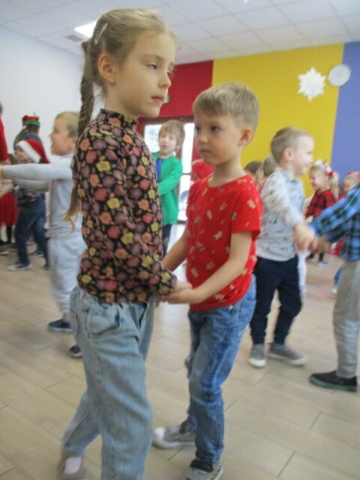 Chłopiec tańczy z dziewczynką w parze