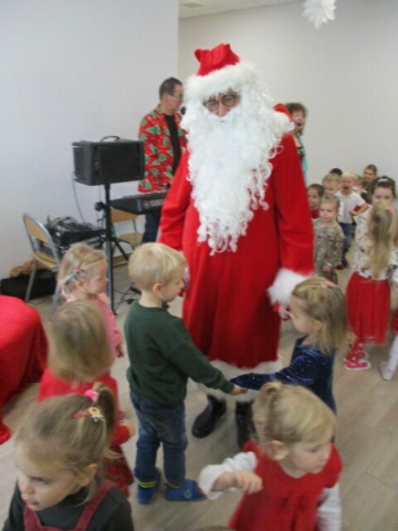Dzieci tańczą z Mikołajem